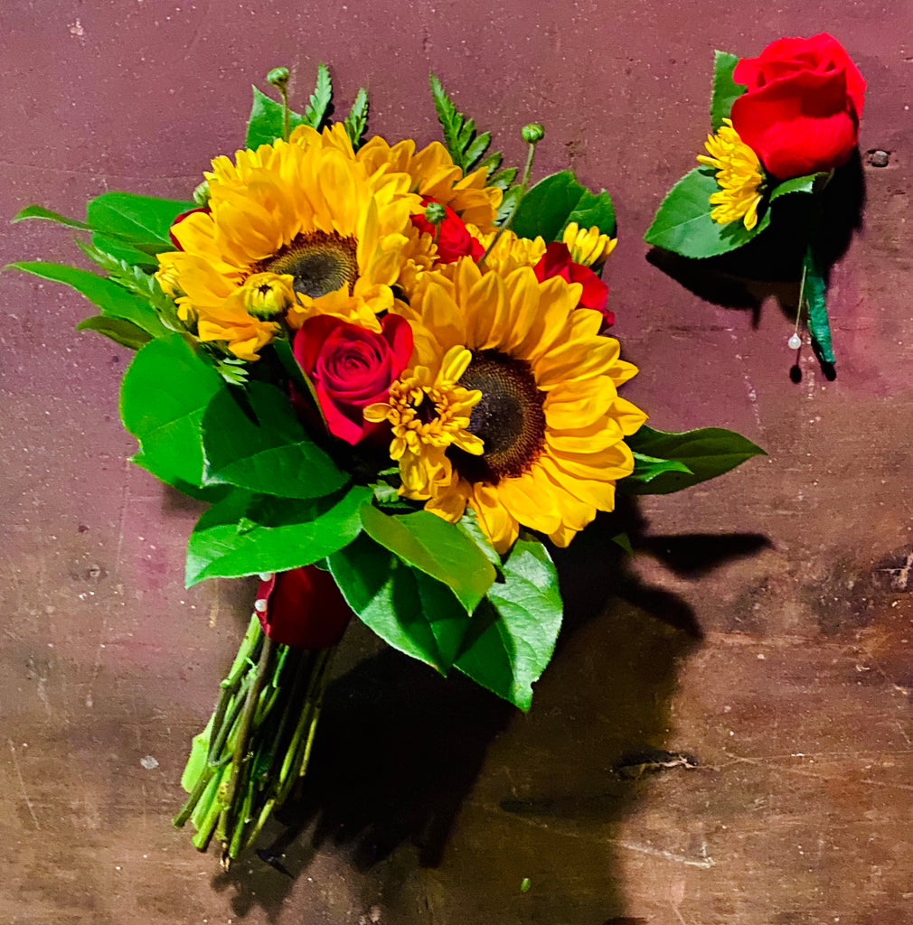 Ramo de novia con girasoles y rosas rojas con flor en el ojal