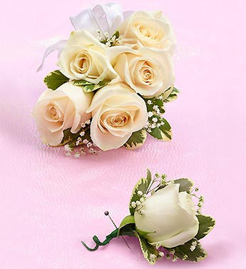 Ramillete de rosas blancas y flor en el ojal